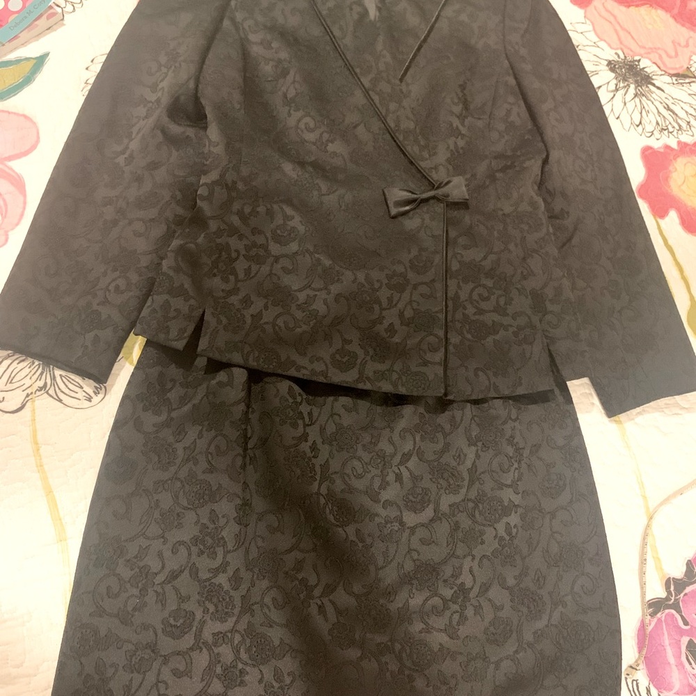 LeSuit dark black brocade design with satin trim with a perfect bow.